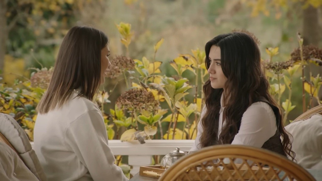 Selma i Zeynep rozmawiają przy stoliku na werandzie.