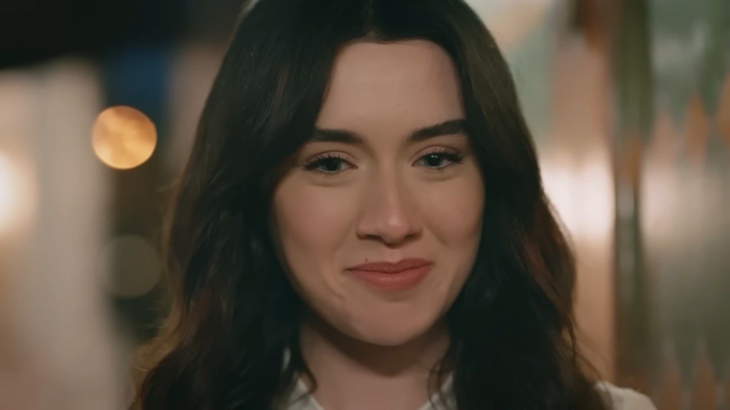 Zeynep promienieje szczęściem.