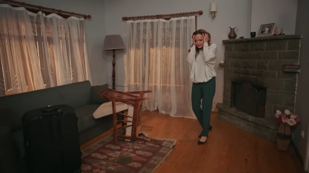 Songul chodzi po oficynie, zdruzgotana.