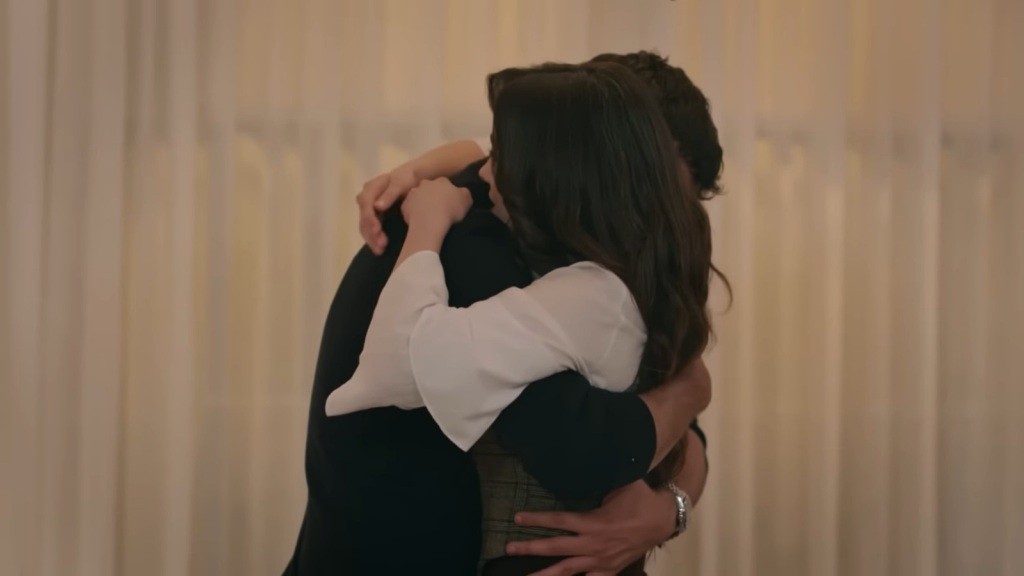 Halil i Zeynep w mocnym uścisku.