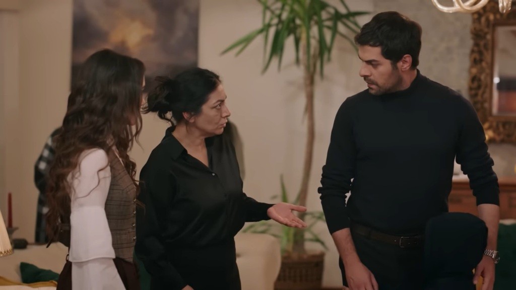 Chłopiec przytula się do Halila. Tulay patrzy na to w zdumieniu. Obok stoi Zeynep.