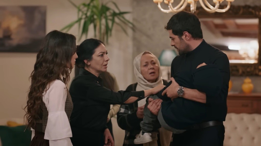 Halil trzyma chłopca na rękach. Twarze Tulay i Zumrut pełne są niepokoju.