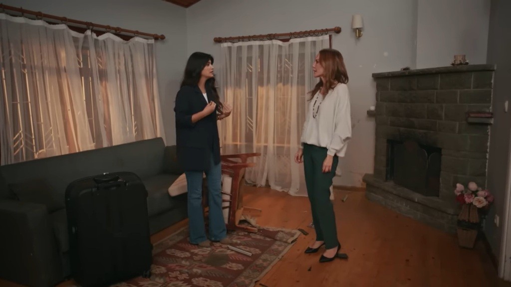 Gozde stoi naprzeciwko Songul w oficynie. W pomieszczeniu panuje bałagan.