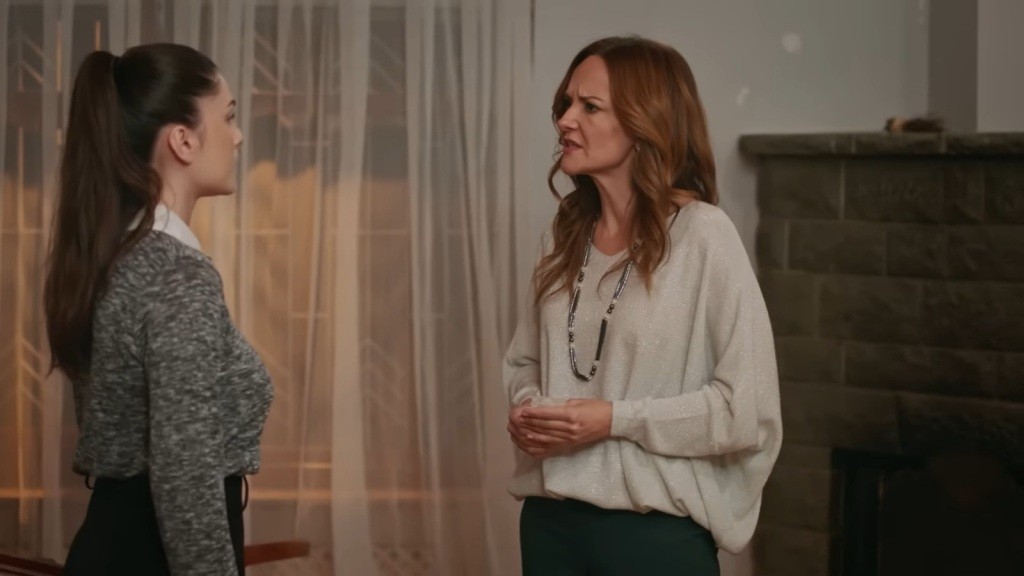 Songul z gniewnym wyrazem twarzy każe Arzu posprzątać w oficynie.