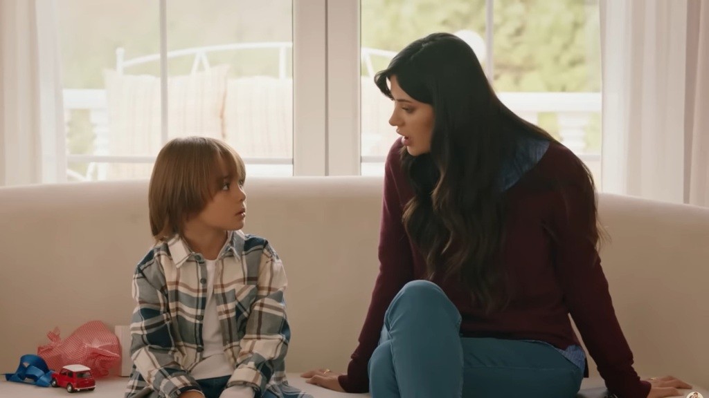 Gozde rozmawia z Arda, siedząc z nim na sofie.