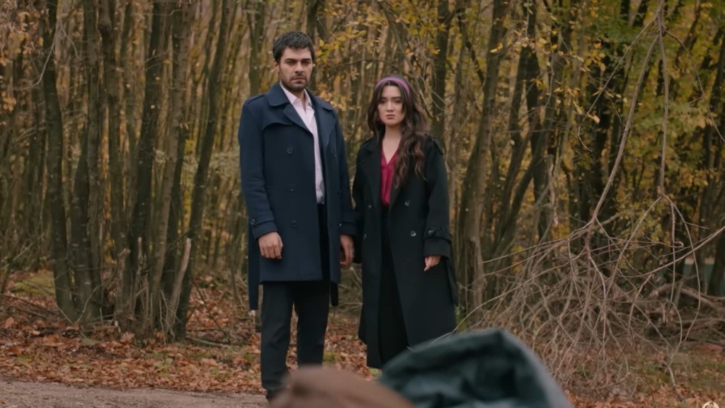 Scena w lesie. Halil i Zeynep z poruszeniem patrzą na Ardę, który rzucił się na grób swojej mamy.