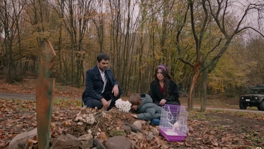 Halil i Zeynep kucają obok grobu matki Ardy. Chłopiec położył się na nagrobku.