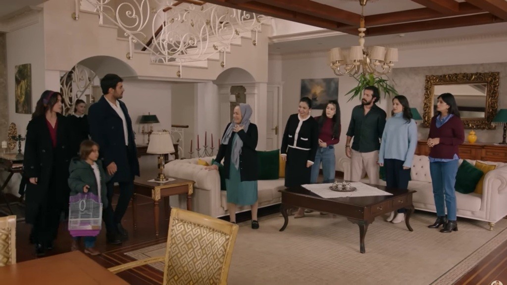 Halil i Zeynep przekazują ważną wiadomość zgromadzonym w salonie domownikom.