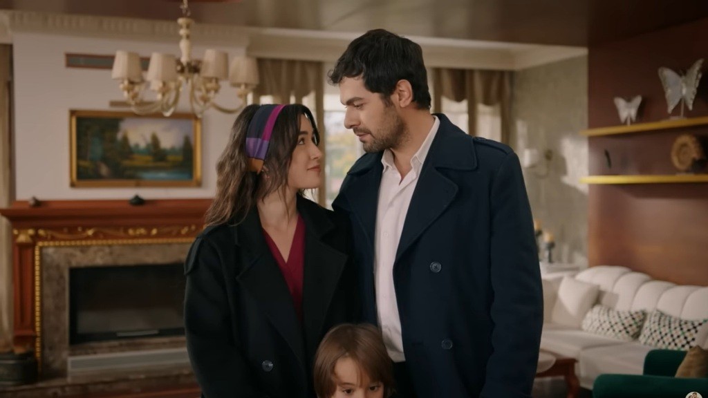 Halil i Zeynep z uśmiechem patrzą na siebie. Tuż przed nimi stoi Arda.