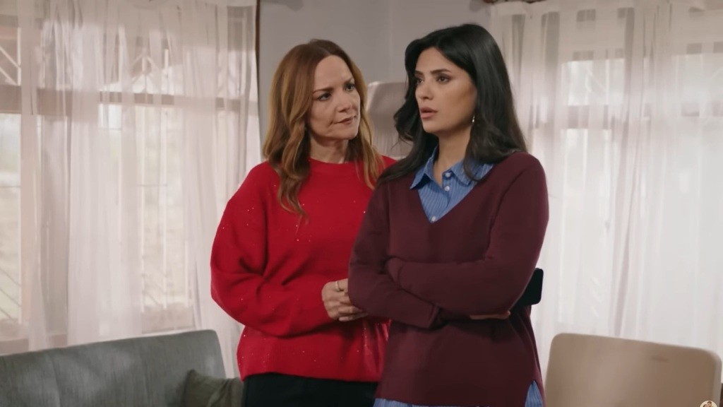 Songul stoi blisko Gozde i patrzy na nią uważnie.