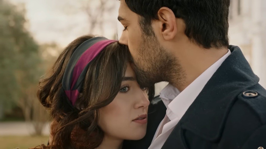 Halil całuje Zeynep w czoło.