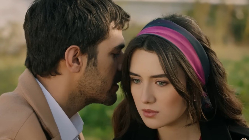 Halil szepcze Zeynep do ucha.