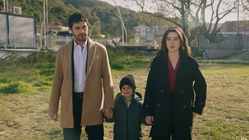 Halil i Zeynep trzymają Ardę za ręce.