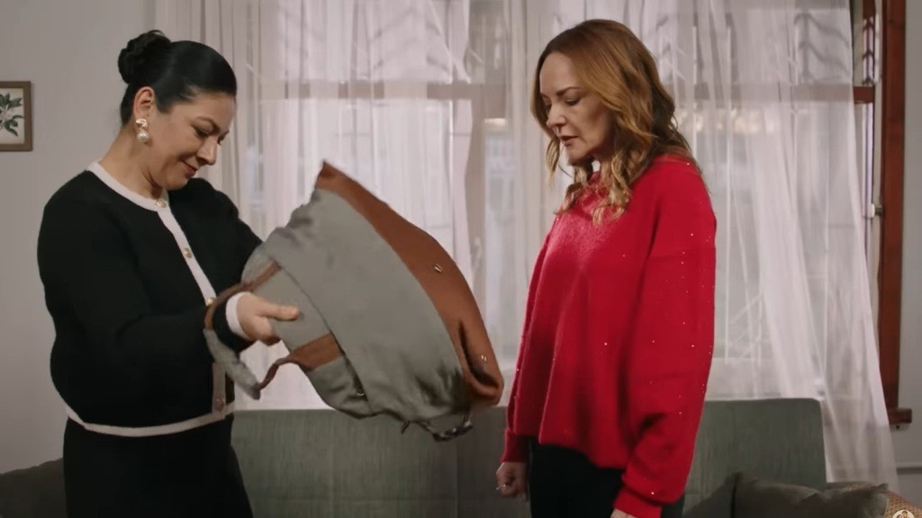 Tulay wysypuje rzeczy z torby.