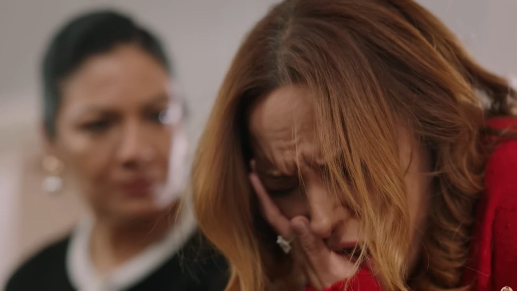 Tulay policzkuje Songul.