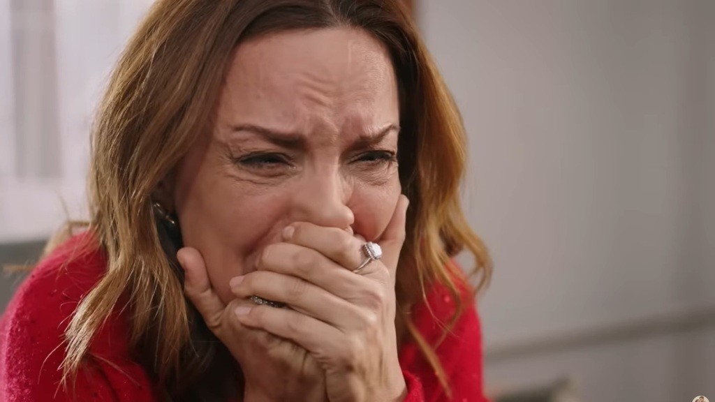 Songul pogrąża się w szlochu.