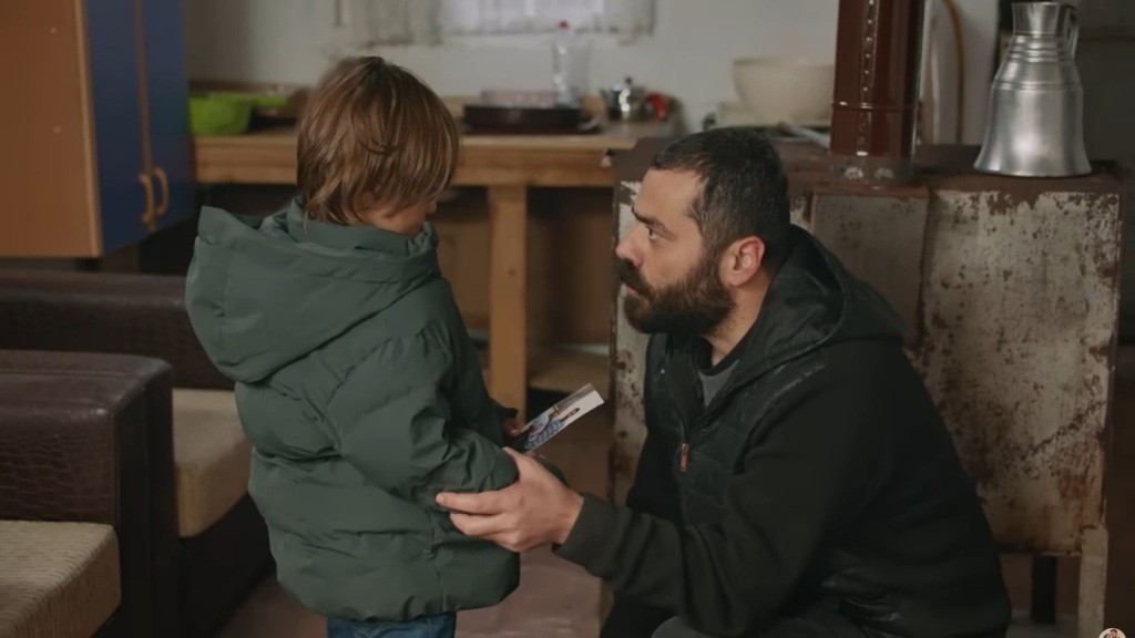 Fahri kuca przed porwanym Ardą.