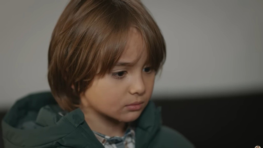 Zbliżenie na smutną twarz Ardy. Po jego policzku spływa łza.