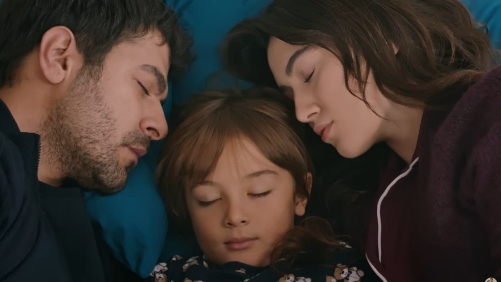 Hali, Zeynep i Arda zasnęli obok siebie.