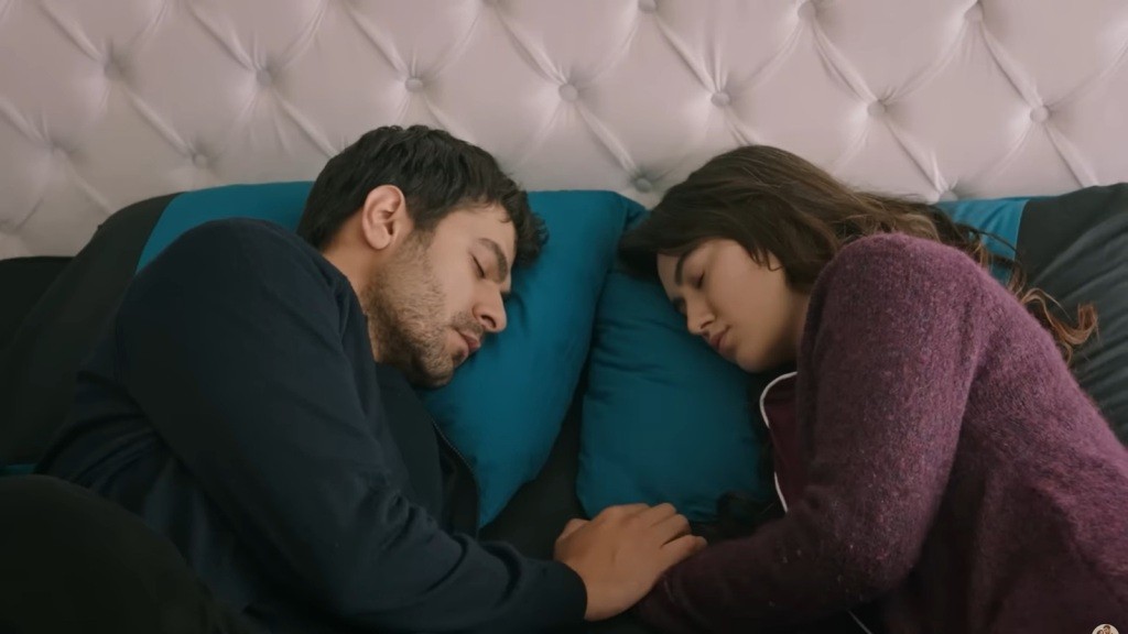 Halil i Zeynep śpią odwróceni do siebie twarzami.