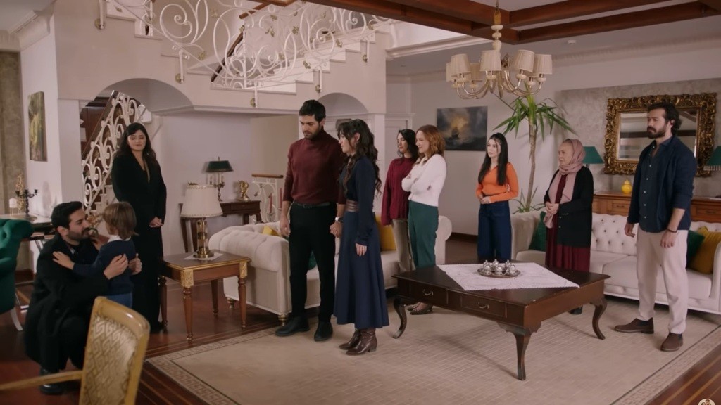 W rezydencji zjawia się ojciec Ardy. Wszyscy domownicy patrzą, jak ojciec i syn obejmują się.