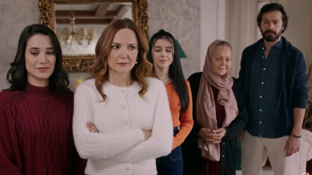 Gulhan, Songul, Merve, Zumrut i Tekin.