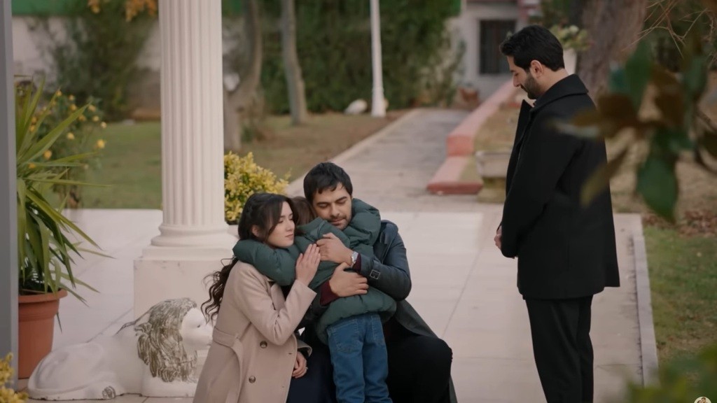 Halil i Zeynep żegnają się z Ardą.