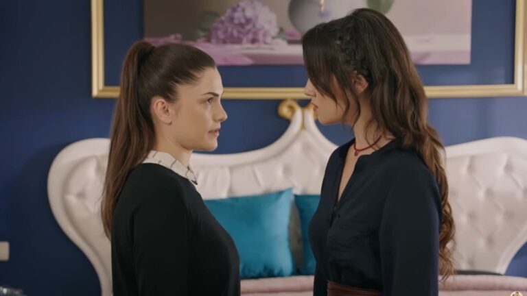 Arzu stoi twarzą w twarz z Zeynep, rzucając jej groźne spojrzenie.