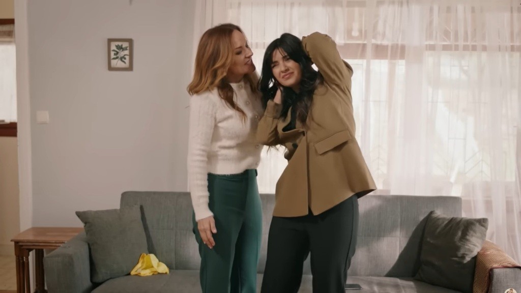 Songul ciągnie Gozde za włosy.