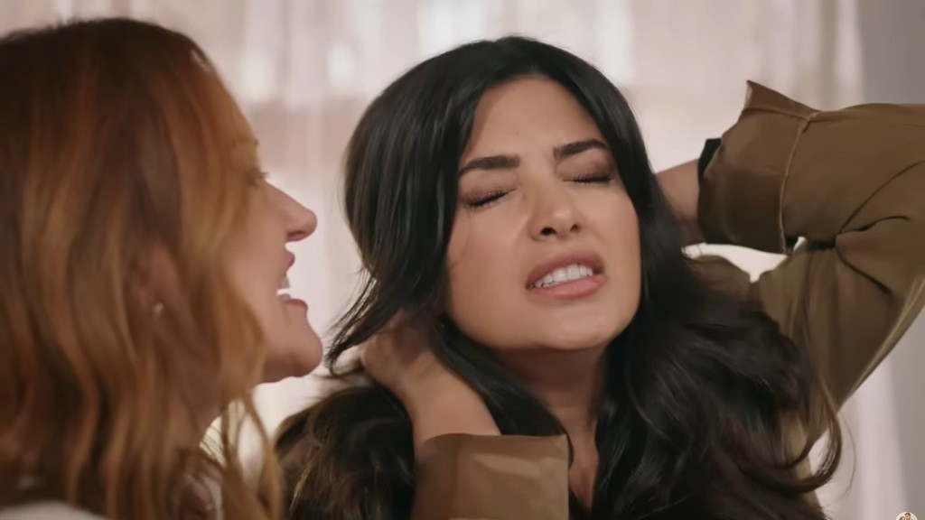 Twarz Gozde wykrzywia się z bólu, gdy Songul ciągnie ją za włosy.