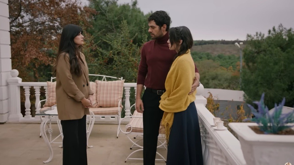 Gozde stoi naprzeciwko Halila i Zeynep na balkonie.