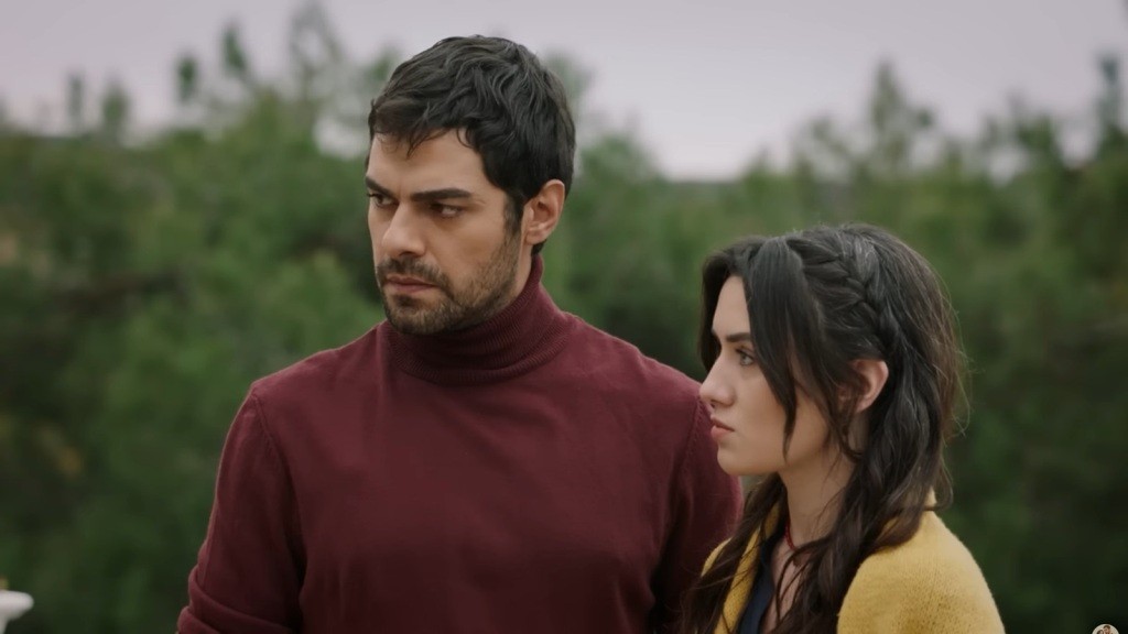 Zbliżenie kamera na stojących obok siebie Halila i Zeynep.