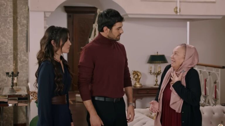 Zumrut reaguje euforią, stojąc przed Halilem i Zeynep.