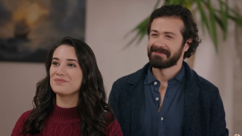 Gulhan i Tekin są uśmiechnięci.