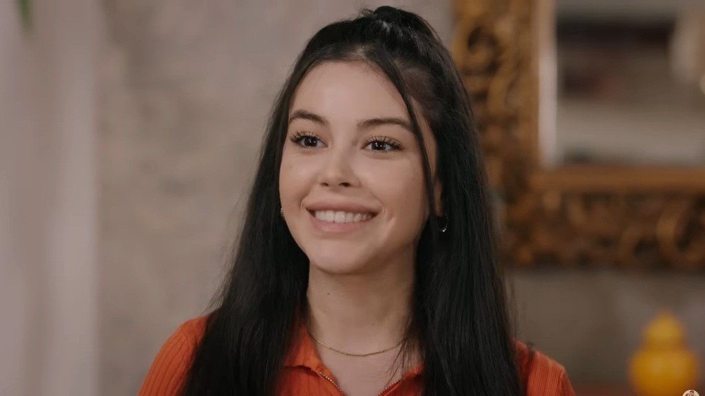 Merve uśmiecha się radośnie.