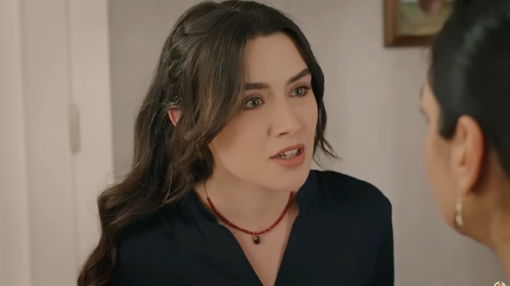 Zeynep patrzy ze złością i niedowierzaniem na matkę.