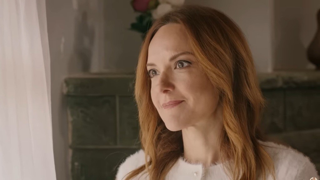 Songul wygląda przez okno w oficynie.