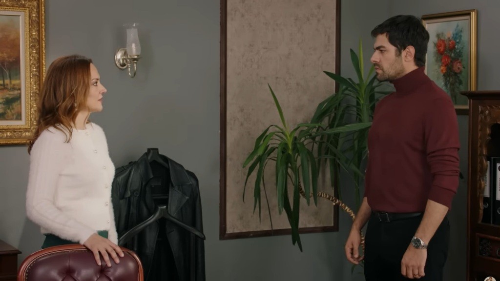 Songul i Halil rozmawiają w gabinecie.