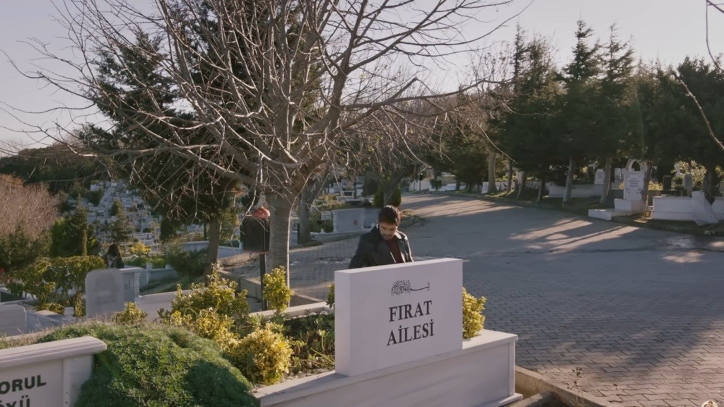 Cmentarz. Kadr pokazuje grób rodziny Firat i znajdującego się przed nim Halila.
