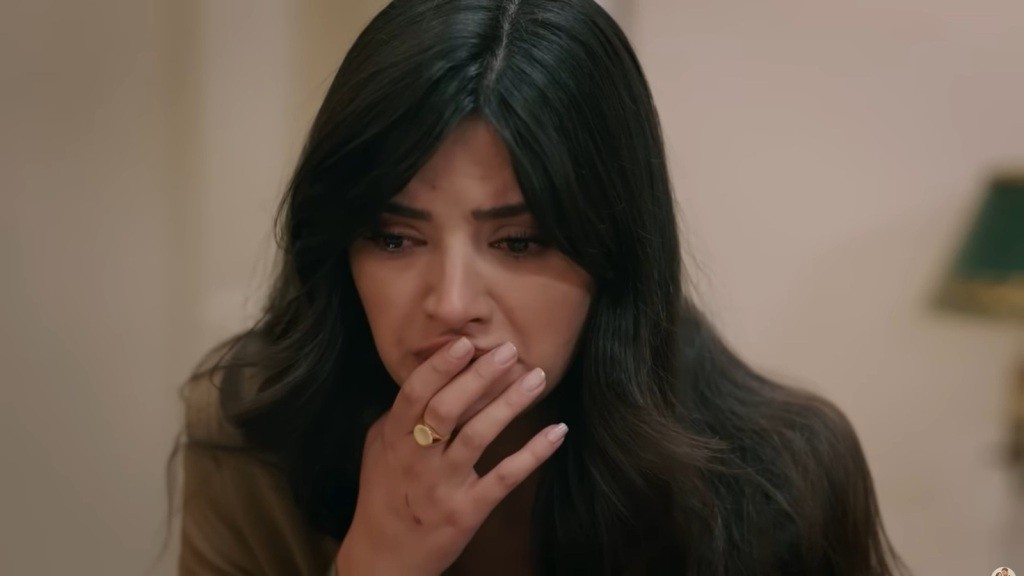 Gozde zakrywa usta dłonią. Jej oczy wypełnione są łzami.