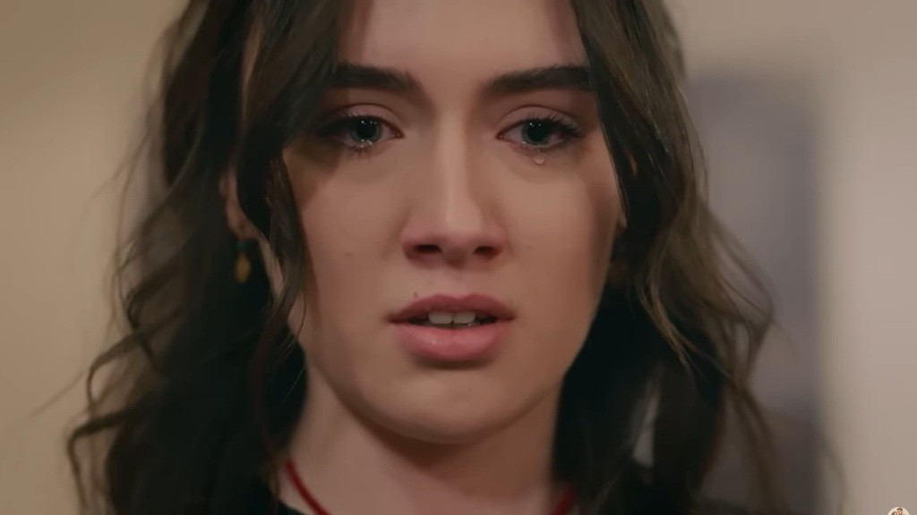 Zeynep jest zdruzgotana. Po jej lewej powiece spływa łza.