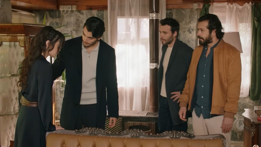 Scena w pracowni. Eren dotyka ramienia Zeynep. Obok stoją Hakan i Tekin.