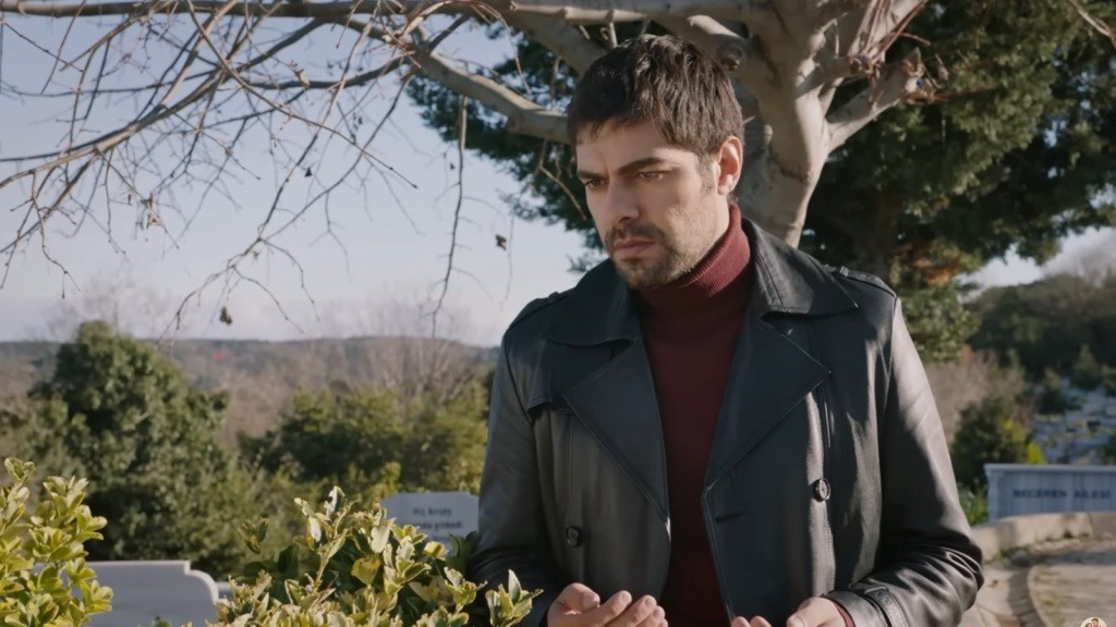 Halil modli się na grobie rodziców.