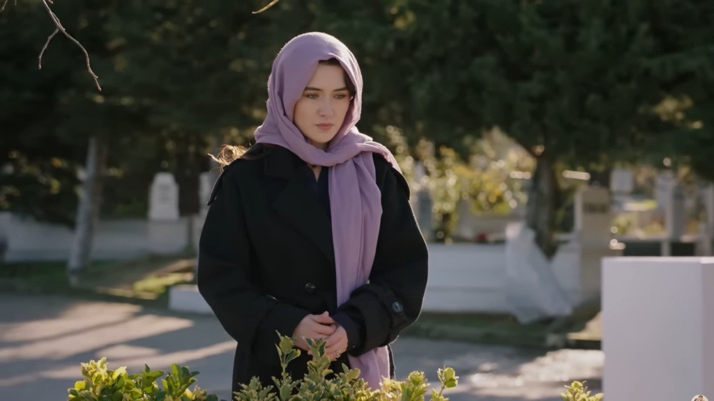 Zeynep stoi przed grobem rodziców Halila.