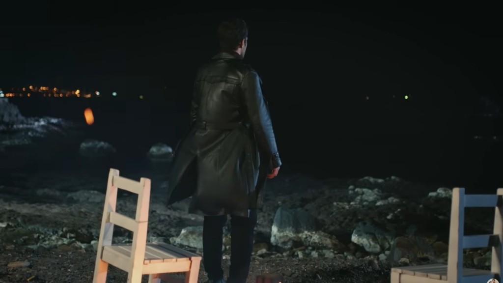 Noc. Halil stoi na skalistym wybrzeżu, wpatrzony w ciemne, bezkresne morze.