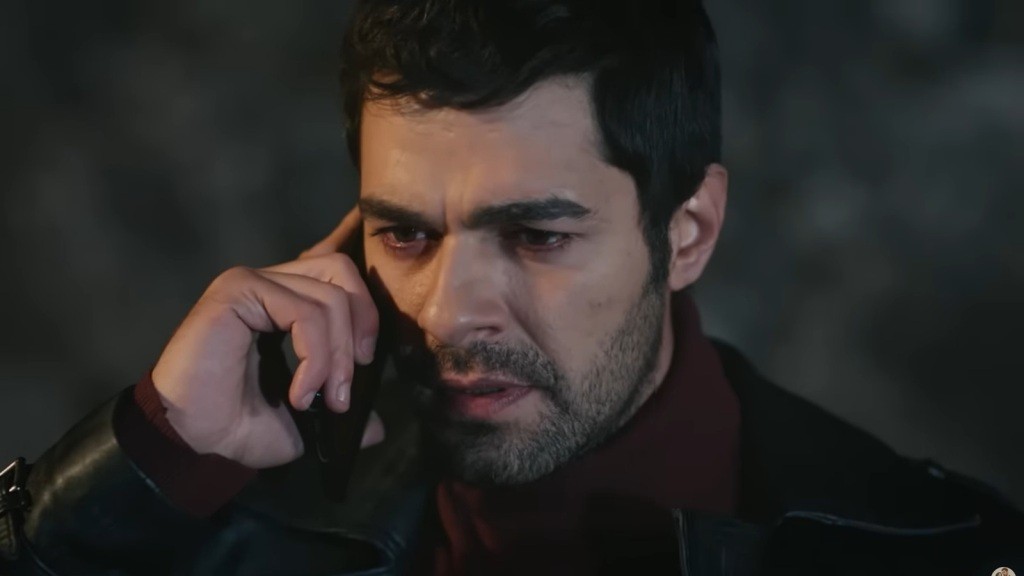 Halil rozmawia przez telefon.