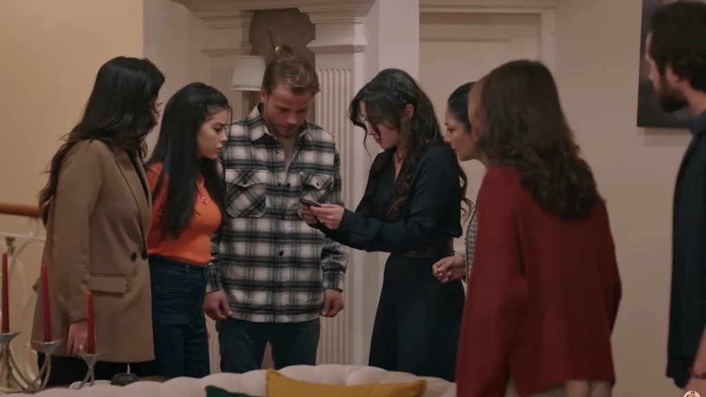 Mieszkańcy rezydencji wpatrują się w ekran trzymanego przez Zeynep telefonu.