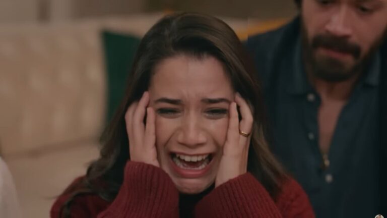 Zrozpaczona Gulhan chwyta się za twarz.