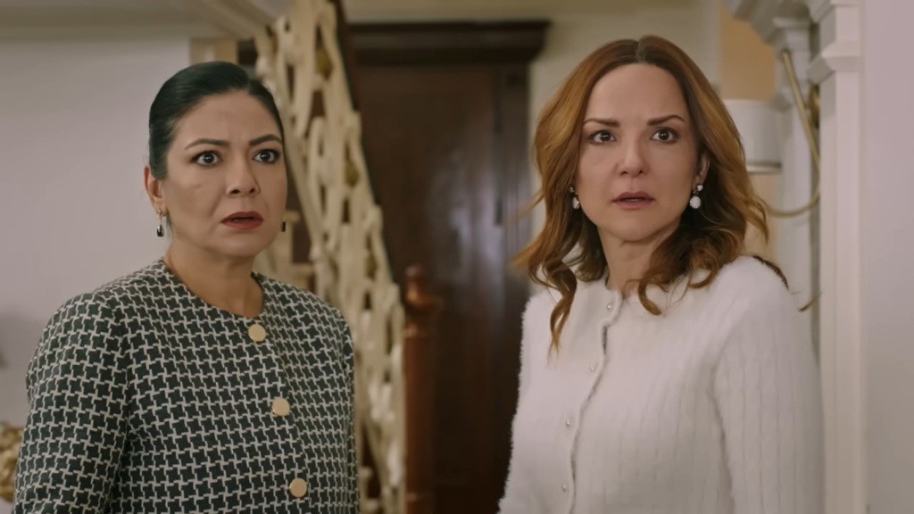 Tulay i Songul, poruszone, wpatrują się w jeden punkt.