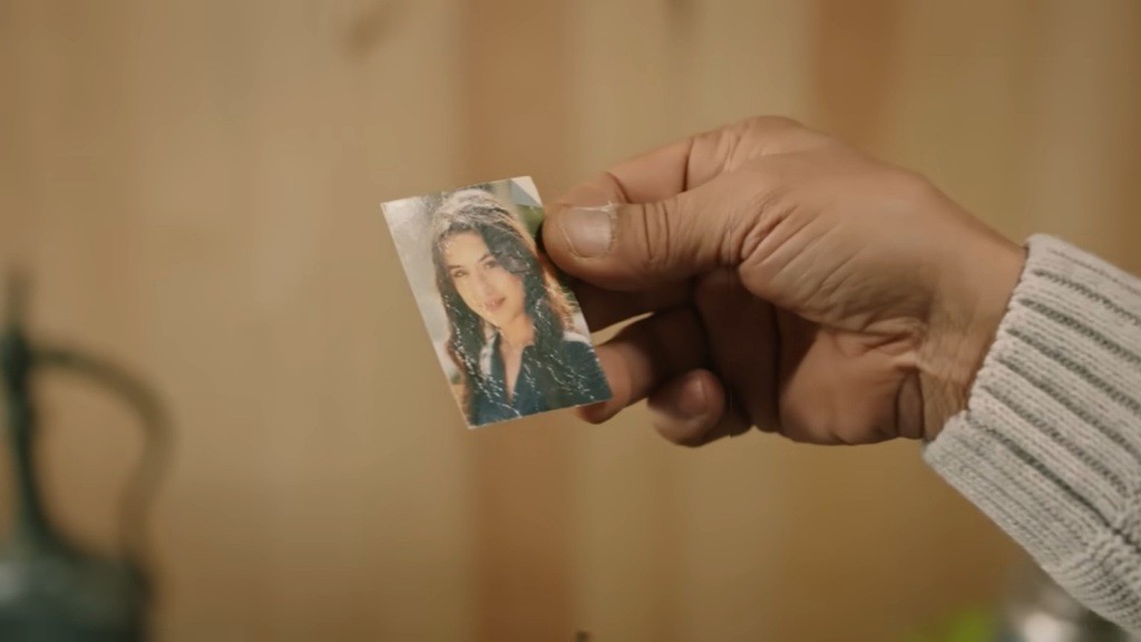 Zdjęcie Zeynep w ręku Yunusa.